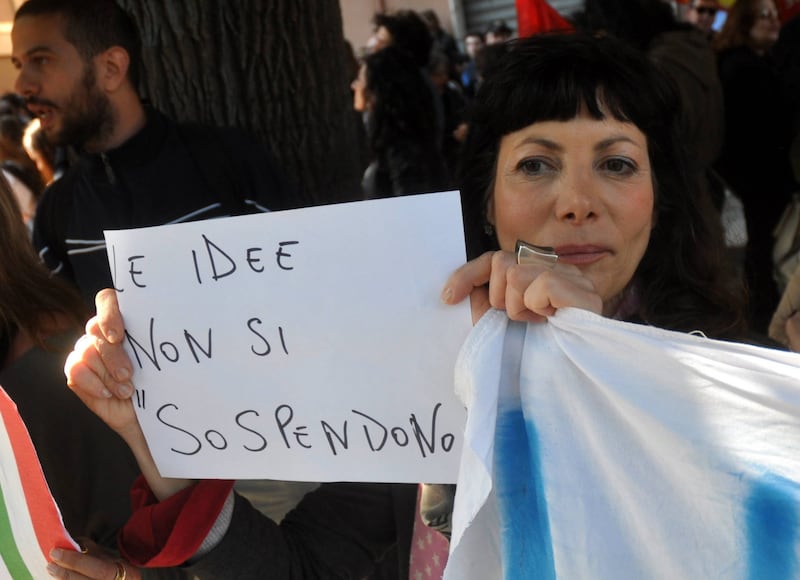 Sit-in a Palermo: slogan e striscioni a favore della prof sospesa 5
