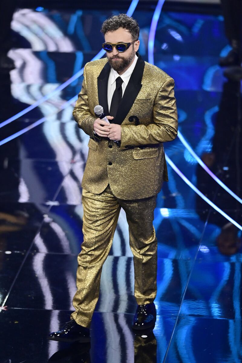 Sanremo 2024: ecco il look della quarta serata del Festival di Dargen D’Amico 1