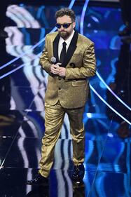 Sanremo 2024: ecco il look della quarta serata del Festival di Dargen D’Amico 1