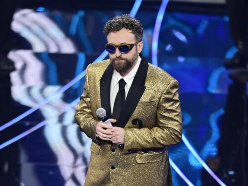 Sanremo 2024: ecco il look della quarta serata del Festival di Dargen D’Amico
