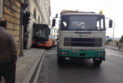 Ancona, autobus si schianta: 18 feriti 4