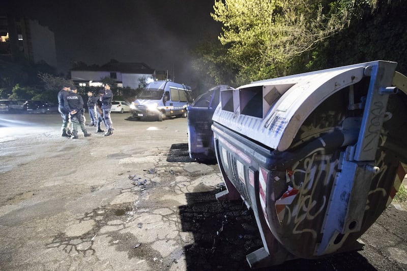 Roma, ira dei cittadini contro i rom: esplode la protesta 1