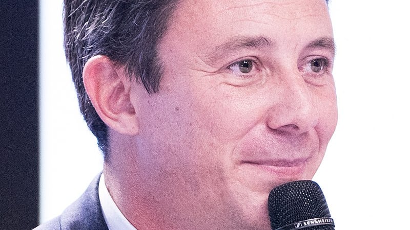 Immagini hot sui social, via il candidato fedelissimo di Macron
