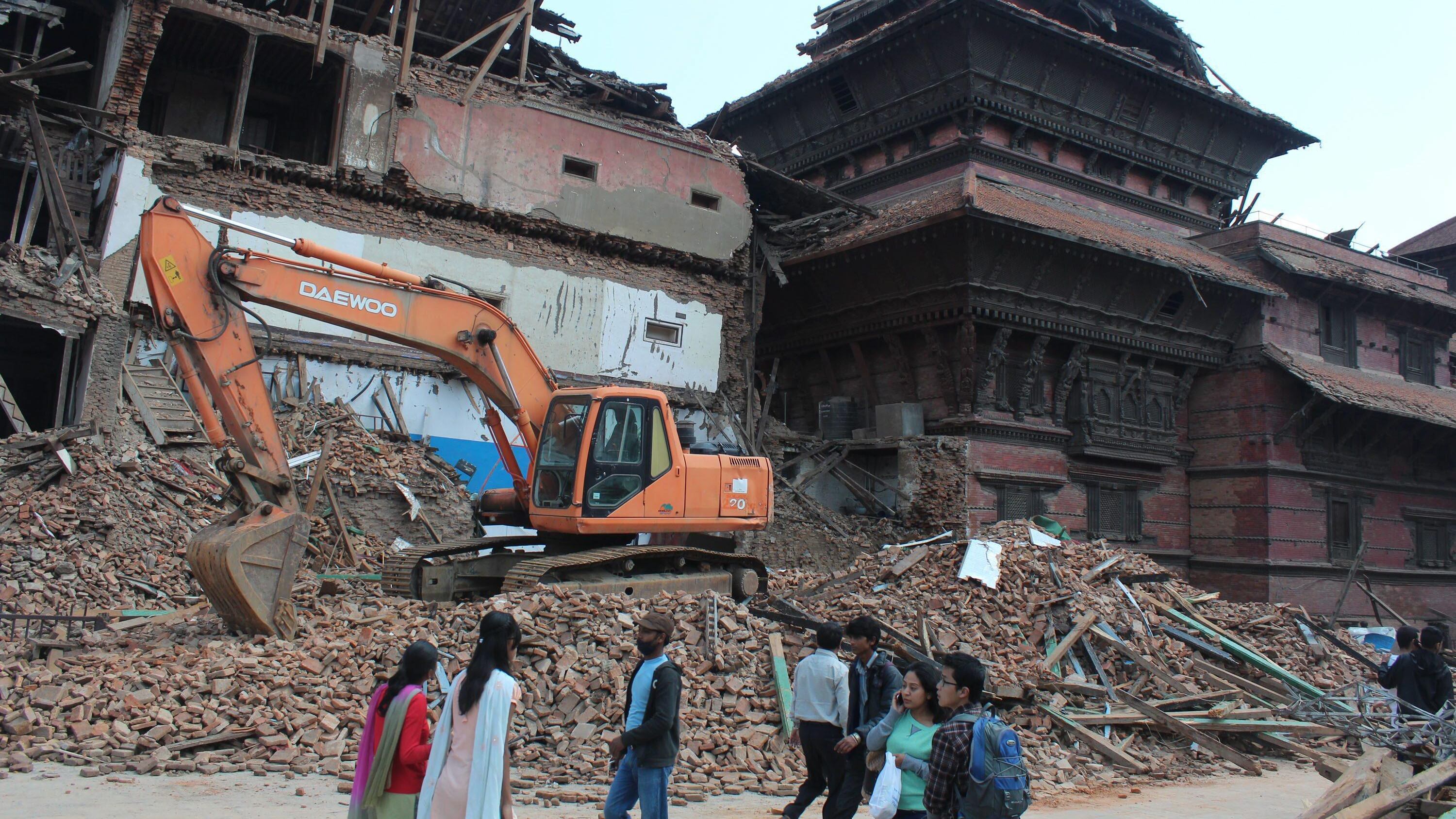 Nepal, dramma senza fine. Valanga fa 250 dispersi "Rischio 10mila vittime"