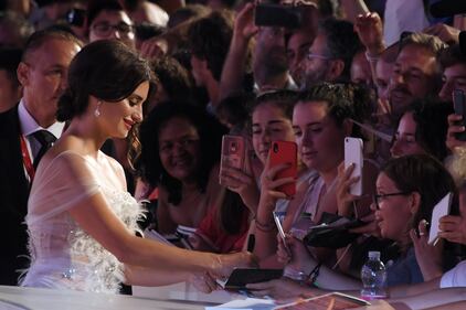 Penelope Cruz è raggiante sul red carpet del Festival di Venezia  8