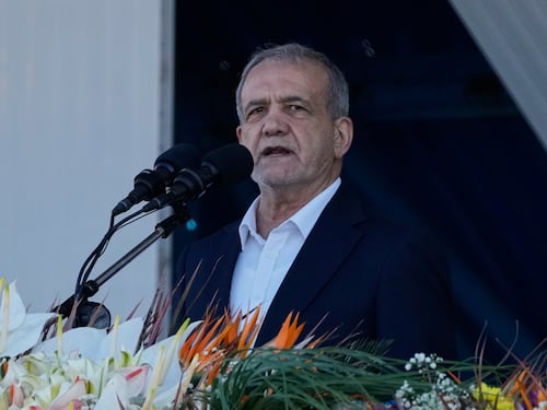 A Teheran è guerra per bande. Pezeshkian: “Non mi dimetto”