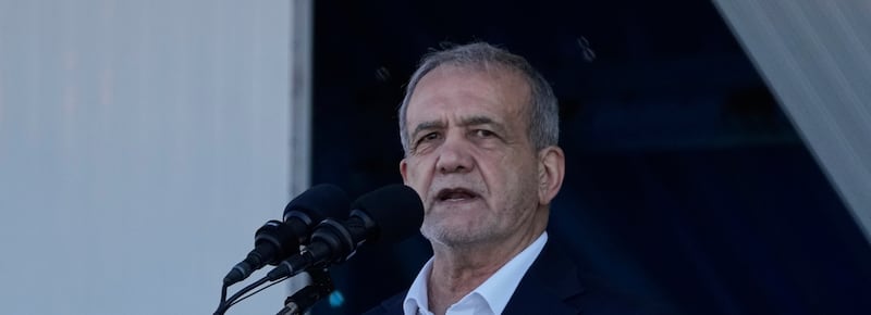 Pezeshkian: “Nemici volevano il collasso dell’Iran ma non ci arrenderemo mai”. Il Telegraph: “Hacker iraniani hanno spento una centrale elettrica in UK”
