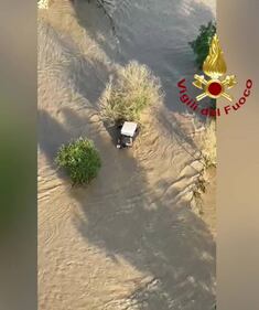 Maltempo in Piemonte, vigili del fuoco al lavoro per evacuare turisti e residenti 8