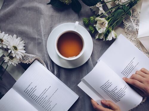 Giornata Mondiale della Poesia: i 10 libri da leggere, tra poeti italiani e stranieri