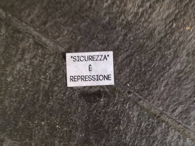 scritta sicurezza è repressione