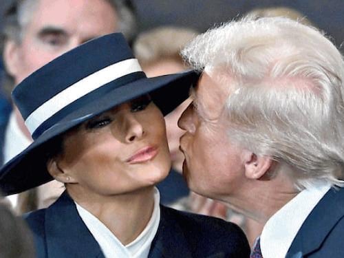 Melania e quel cappello di Zorro per tenere Donald alla larga