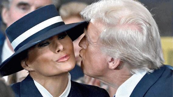 Melania e quel cappello di Zorro per tenere Donald alla larga