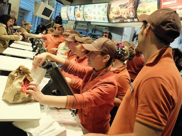 Coda a Milano davanti al nuovo McDonald's 12