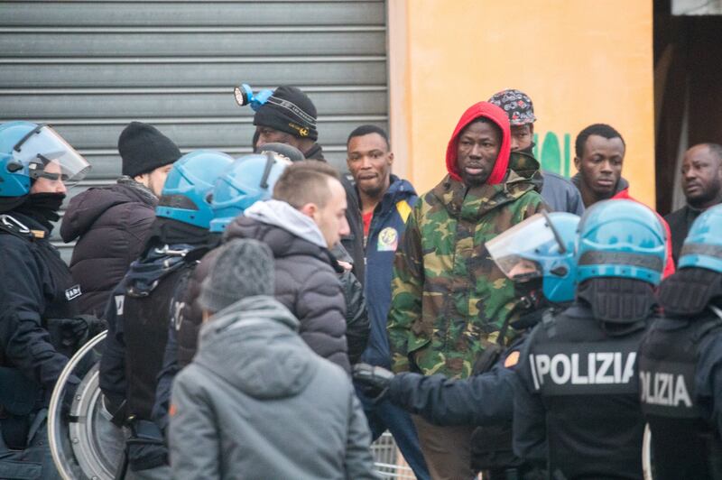 Torino, lo sgombero del villaggio olimpico occupato dai migranti 6
