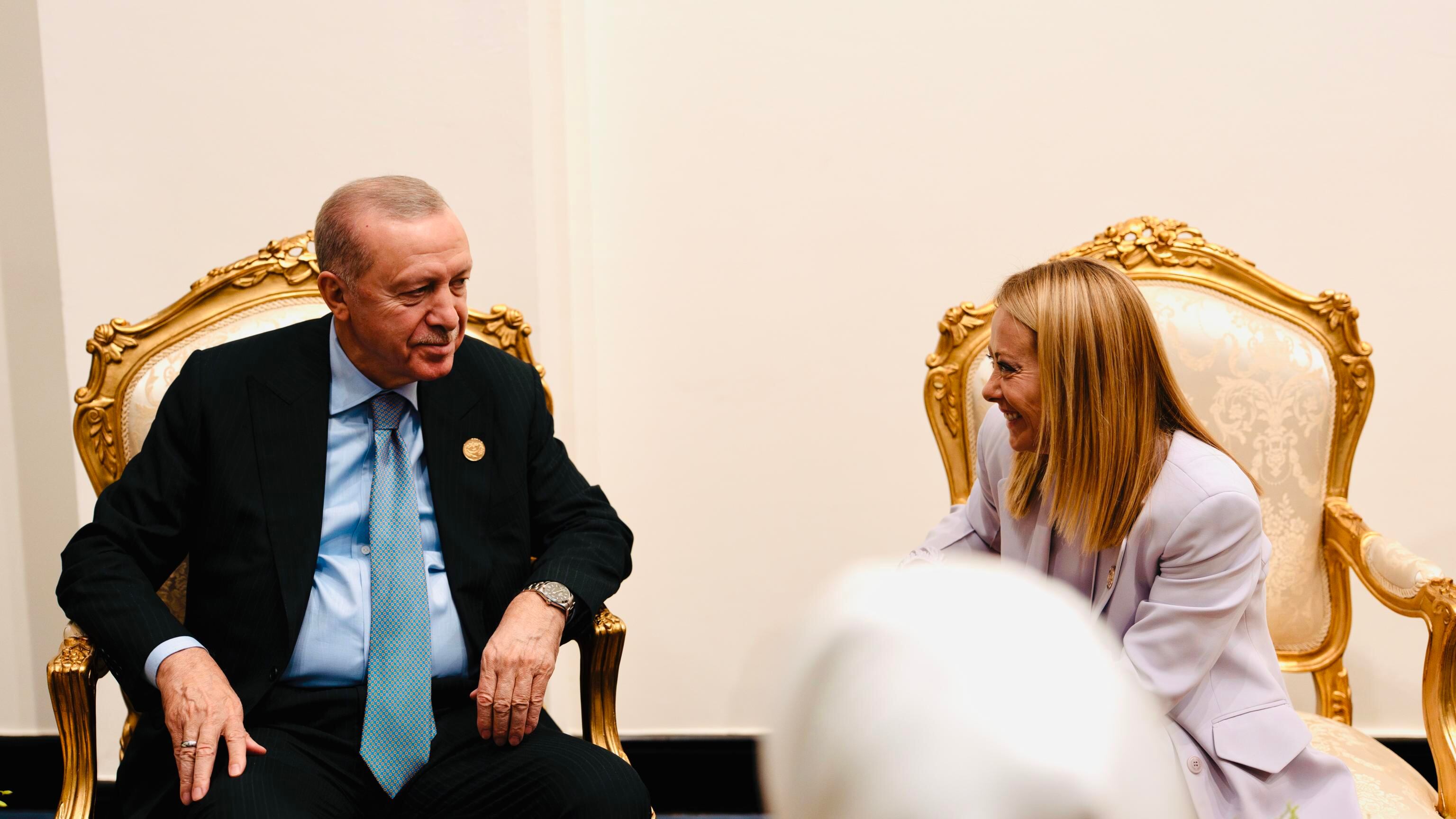 "Devo convincerti a non fumare". Il consiglio di Erdogan a Meloni