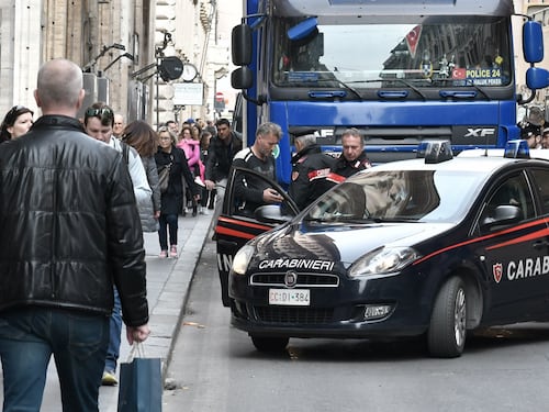Roma, un tir turco "buca" la sicurezza e arriva fino a via del Corso