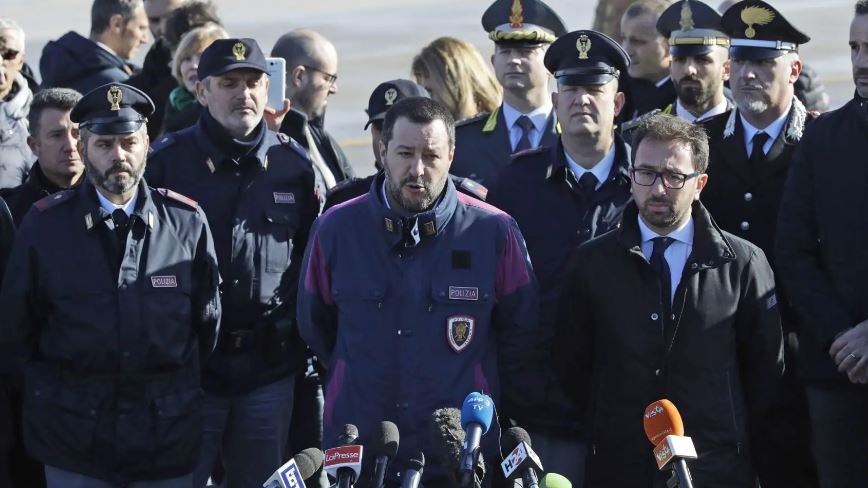 Show all'arresto di Battisti Salvini e Bonafede indagati