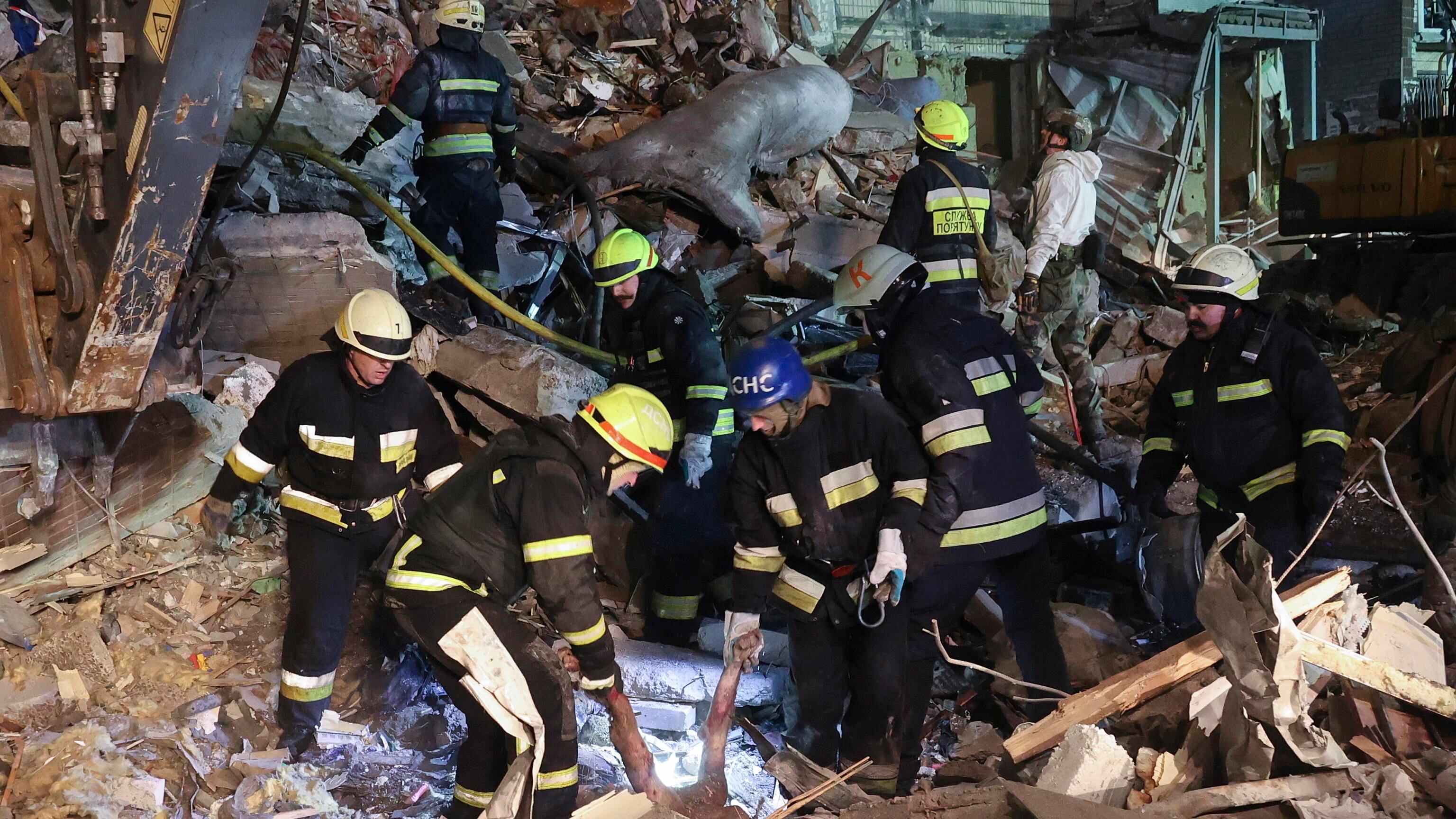Grida dalle macerie di Dnipro. E razzi russi sulla Croce Rossa