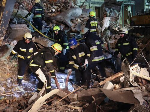 Grida dalle macerie di Dnipro. E razzi russi sulla Croce Rossa