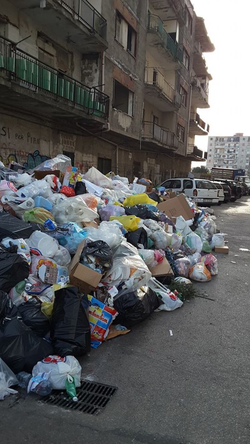 Nella foto di un residente uno dei cumuli di rifiuti che invadono, a Napoli, il quartiere Pianura