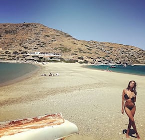 Madalina Ghenea hot in vacanza 14