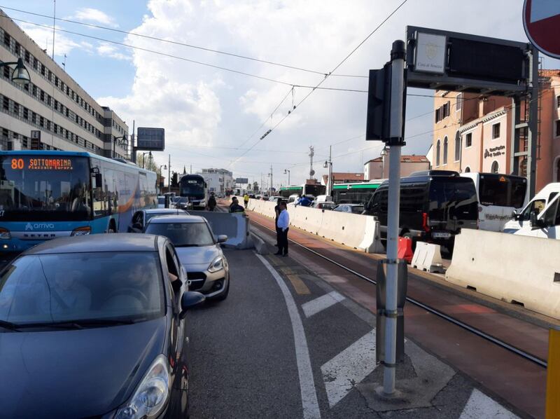 Traffico bloccato sul ponte e tanta paura: bus in fiamme a Venezia 7