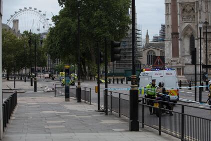 Londra, auto contro il parlamento