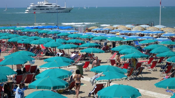 Gli italiani amano la spiaggia, ma sotto l'ombrellone dimenticano di tutto