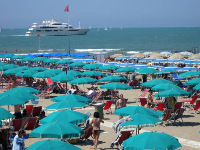 Pranzo al sacco vietato in spiaggia? La bugia dei lidi che ti svuota il portafoglio. Cosa c’è da sapere per tutelarsi