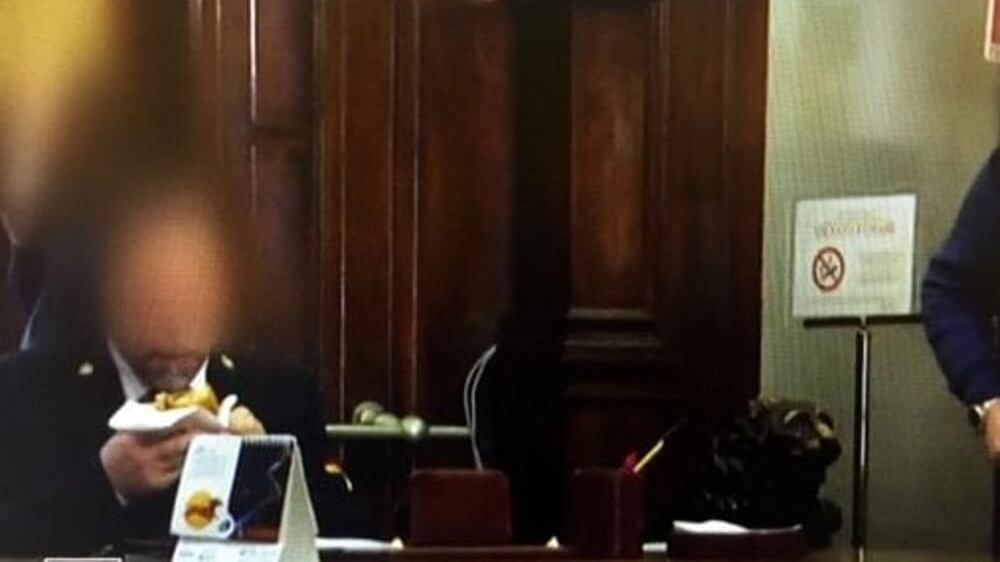 Mangiano arancine e fumano a Sala delle Lapidi: commessi nei guai