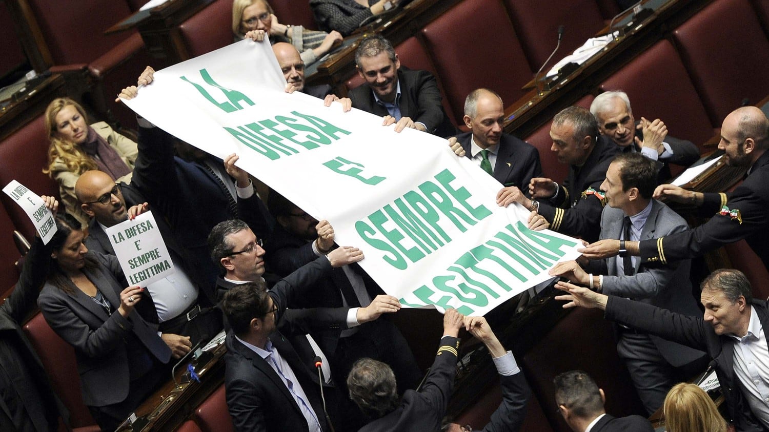 Si può sparare ai ladri, ma solo di notte. Il sì alla legge tra le proteste