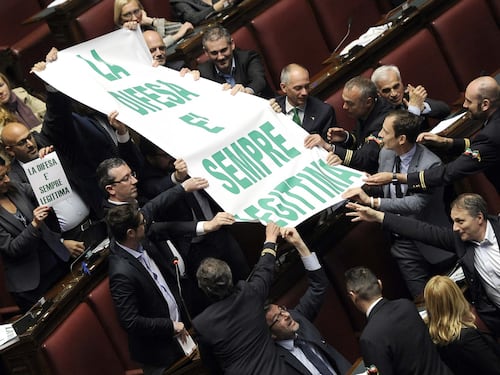 Si può sparare ai ladri, ma solo di notte. Il sì alla legge tra le proteste