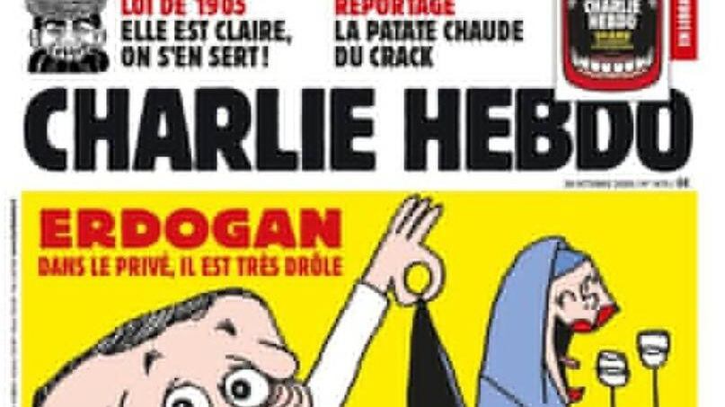 Vignetta di Charlie Hebdo contro Erdogan: mezzo nudo mentre scopre sedere a una donna