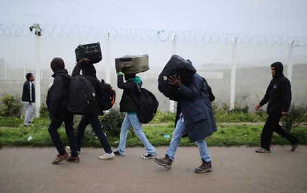 MIgranti costretti a lasciare il campo profughi di Calais 5