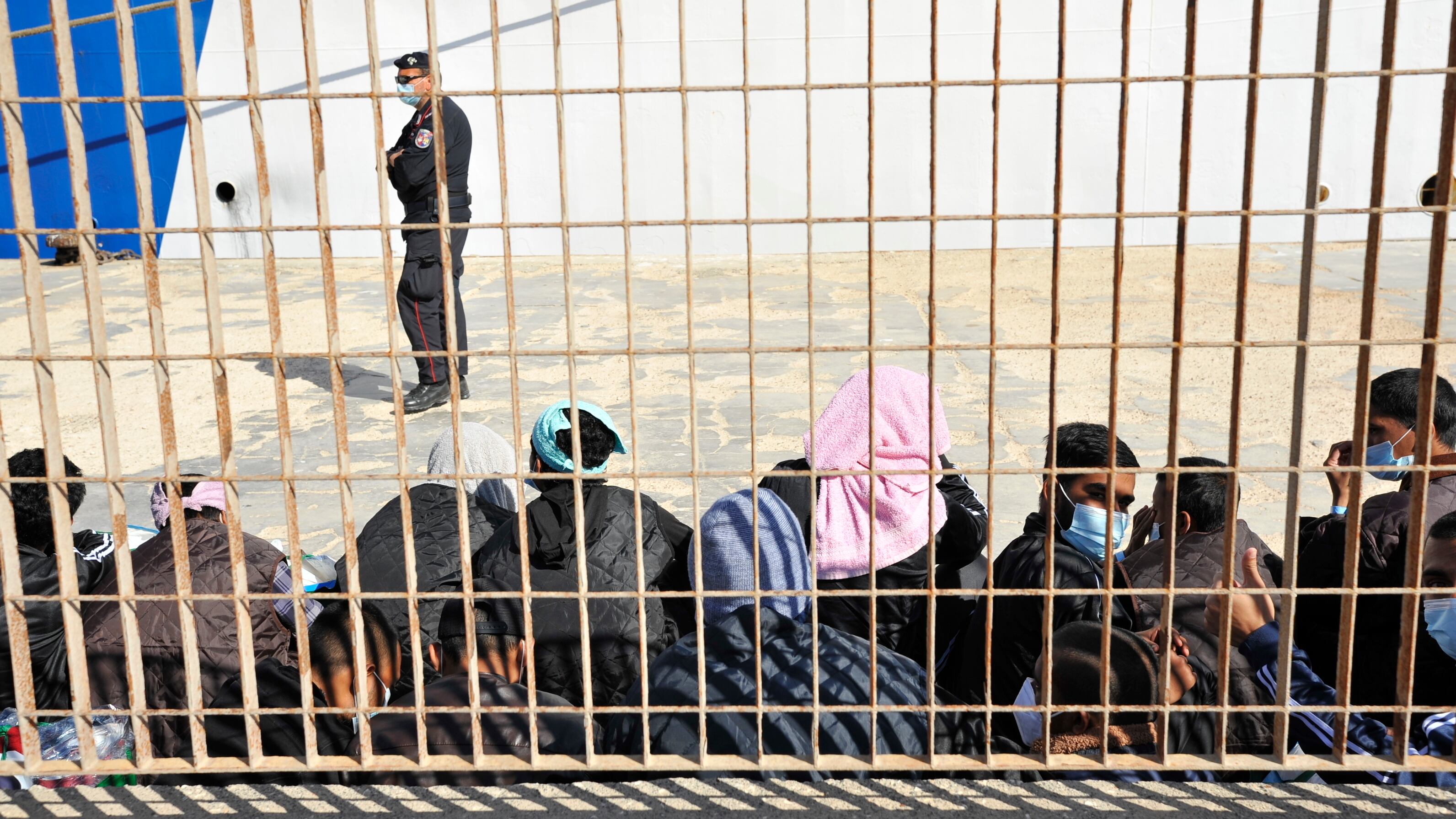 "Qui siamo in balìa dei trafficanti: dai migranti una bomba a orologeria"