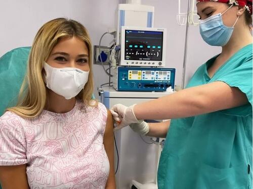 "Non sembra reale". Bufera web sulla Leotta dopo il vaccino