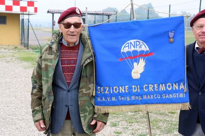 Il parà 96enne, Giuseppe Degrada, si lancia col paracadute 10