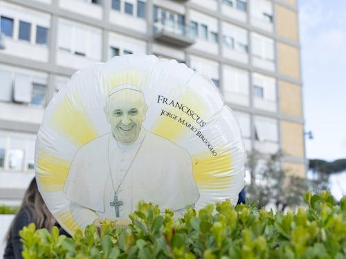 Il Papa è stazionario: "Ma in alcuni momenti non serve l'ossigeno"