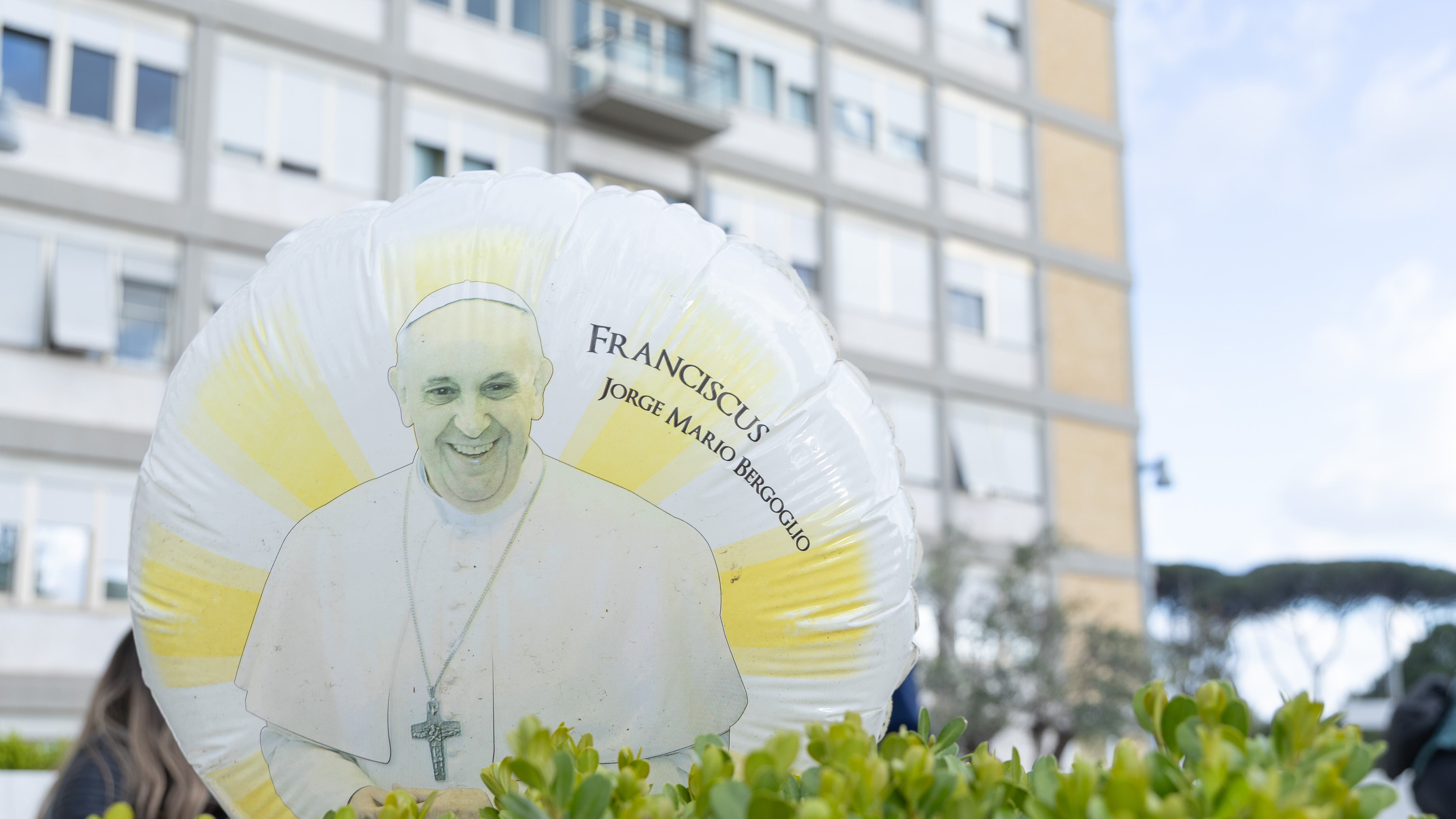 Il Papa è stazionario: "Ma in alcuni momenti non serve l'ossigeno"