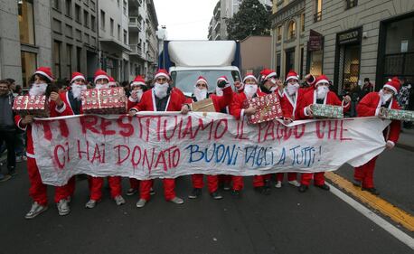Milano, antagonisti vestiti da Babbo Natale 7