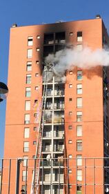 Milano, incendio a Quarto Oggiaro: brucia un palazzo 6
