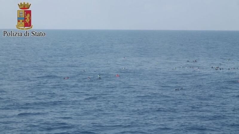 Naufragio al largo della Libia, i migranti in mare attendono i soccorsi 3
