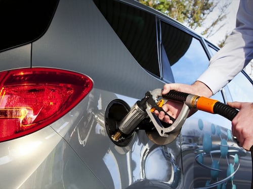 Il caro carburante spinge le auto bi-fuel a luglio