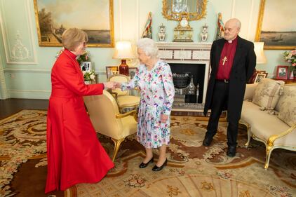 La Regina Elisabetta nell'incontro privato con il nuovo decano della Chapel Royal Right 5