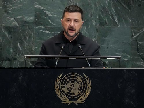 Kiev chiede a Trump "l'arma finale". Zelensky a Putin: "Trovati un rifugio"