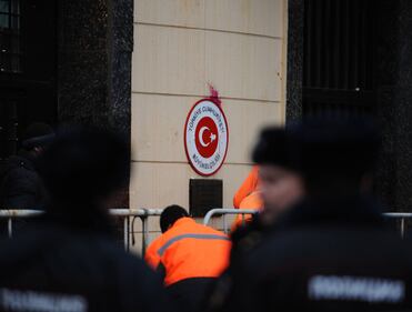 Mosca, sassi e uova contro l'ambasciata turca 1