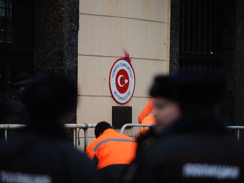 Mosca, sassi e uova contro l'ambasciata turca