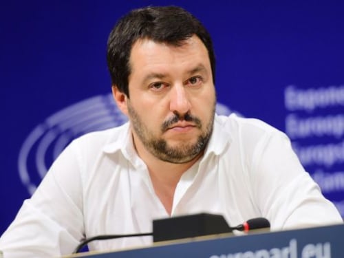 Salvini vuole tornare al grembiule a scuola: "Farebbe bene a bambini"
