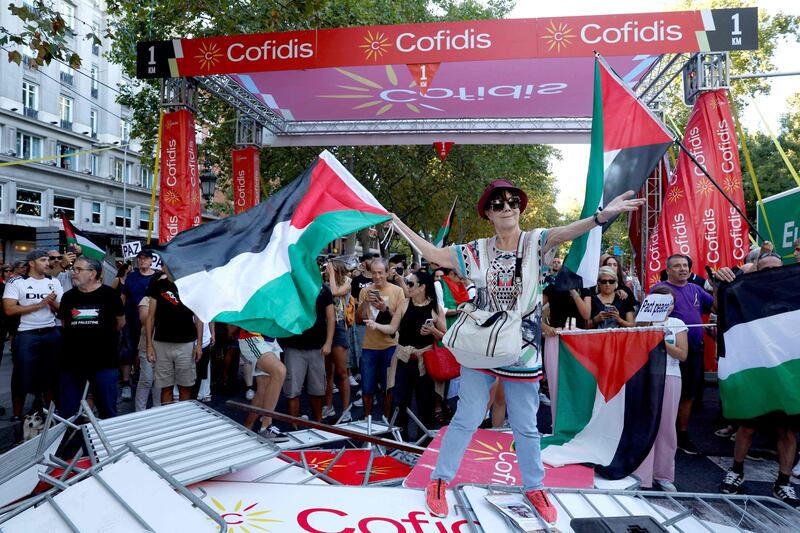 Proteste pro Palestina alla Vuelta, tensioni e cariche: ecco le immagini degli scontri di Madrid 23