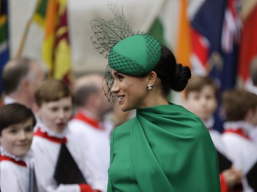 L'indiscrezione: "La regina ha chiesto ad Harry di divorziare da Meghan"